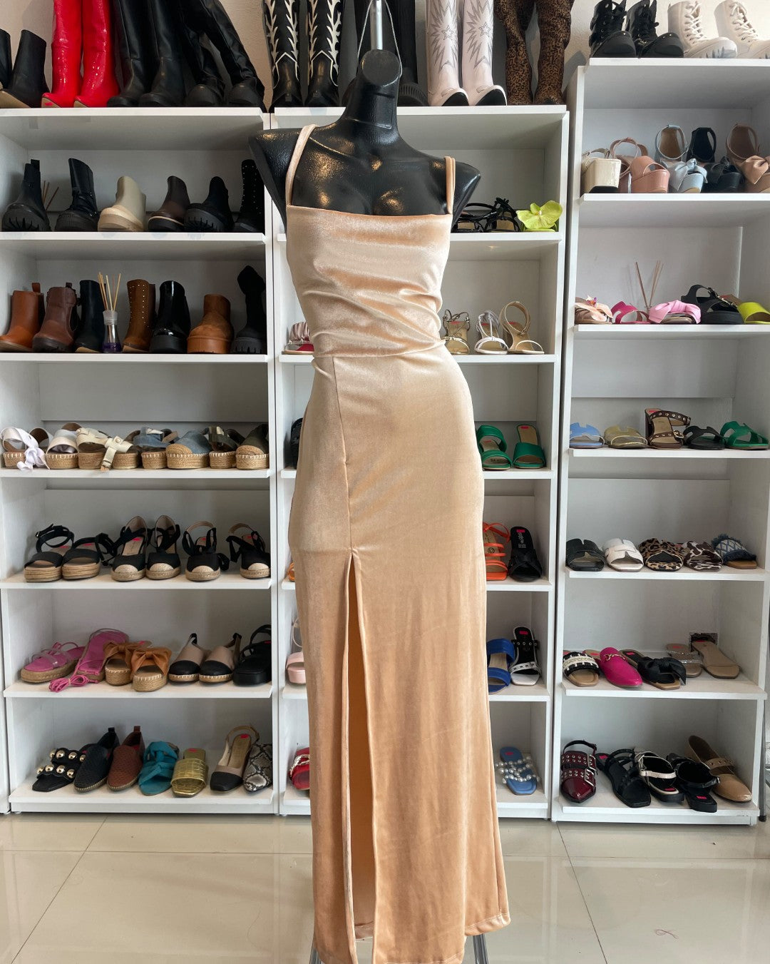 S0294 VESTIDO DE TERCIOPELO COLOR CHAMPAGNE CON TIRAS CRUZADAS EN LA ESPALDA Y ABERTURA EN LA FALDA