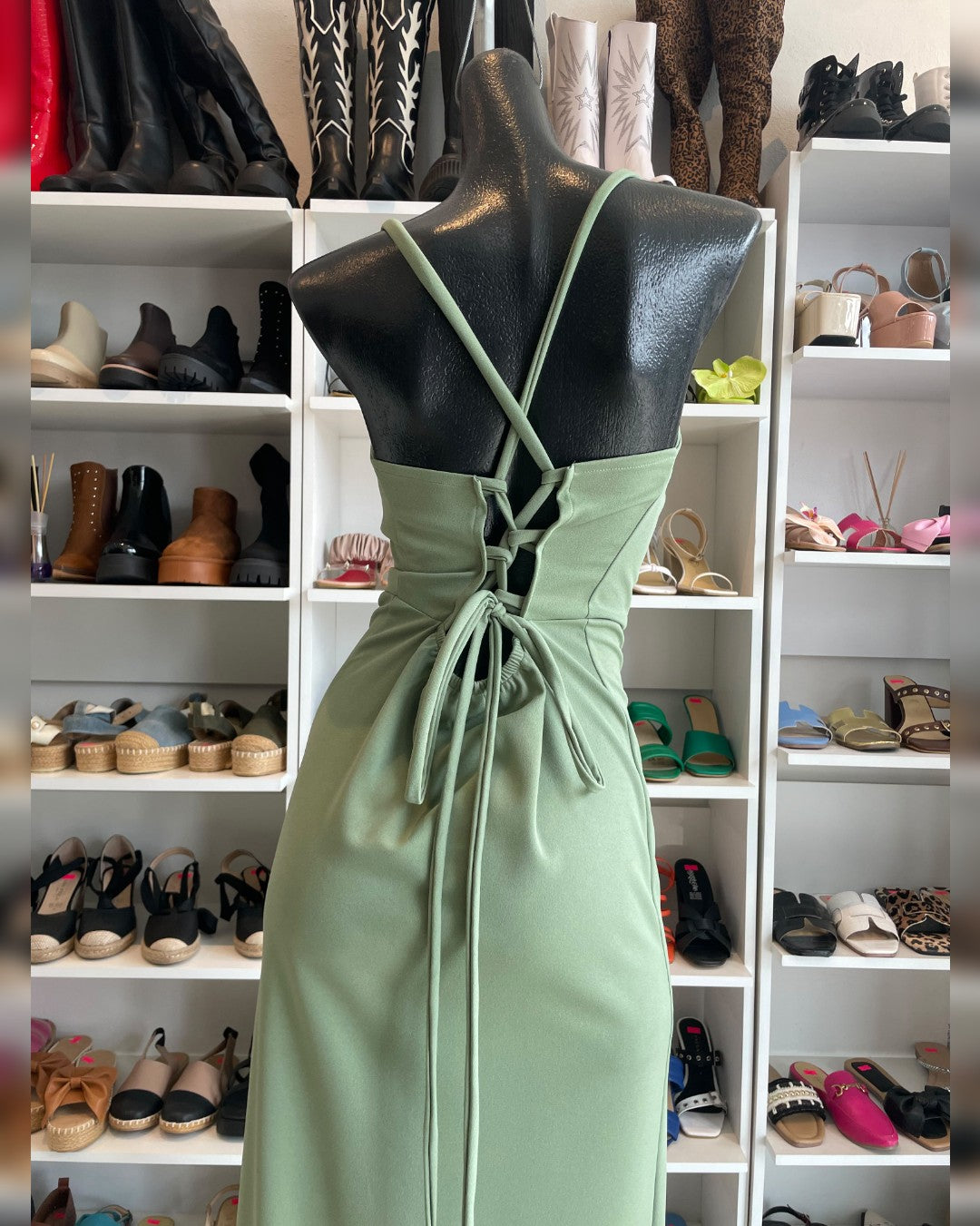 S0296 VESTIDO LARGO COLOR VERDE PISTACHE, CON TIRAS CEUZADAS EN LA ESPALDA Y ABERTURA EN LA PIERNA
