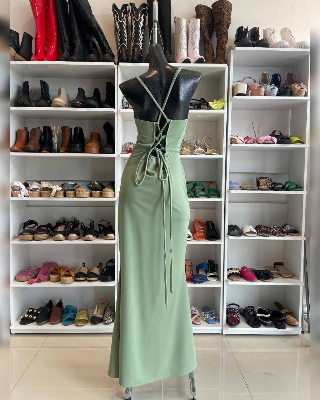 S0295 VESTIDO VERDE PISTACHE, LARGO CON CORTE SIRENA, DE TIRAS CRUZADAS EN LA ESPALDA