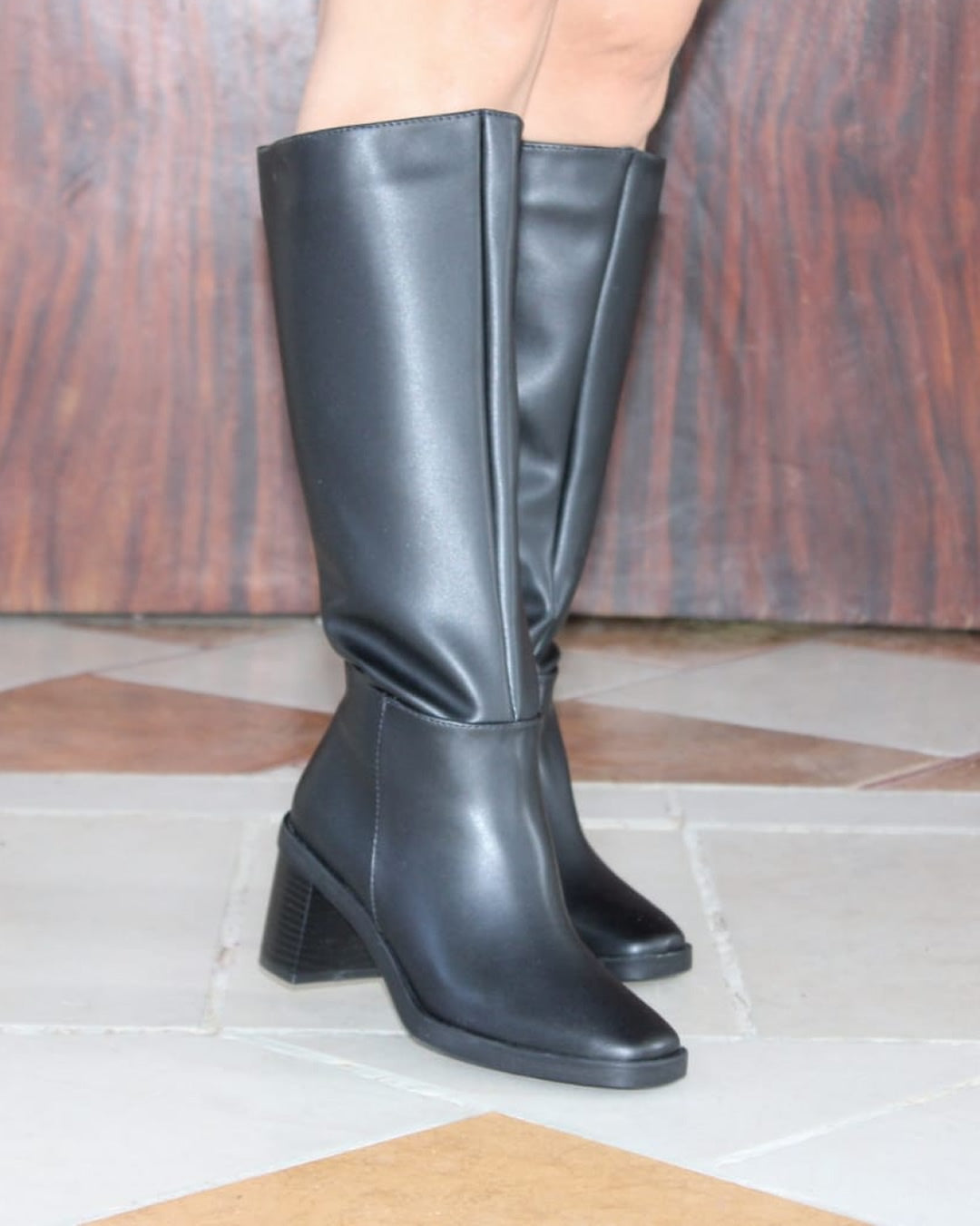 BOTAS LARGAS NEGRAS DE PIEL SINTÉTICA