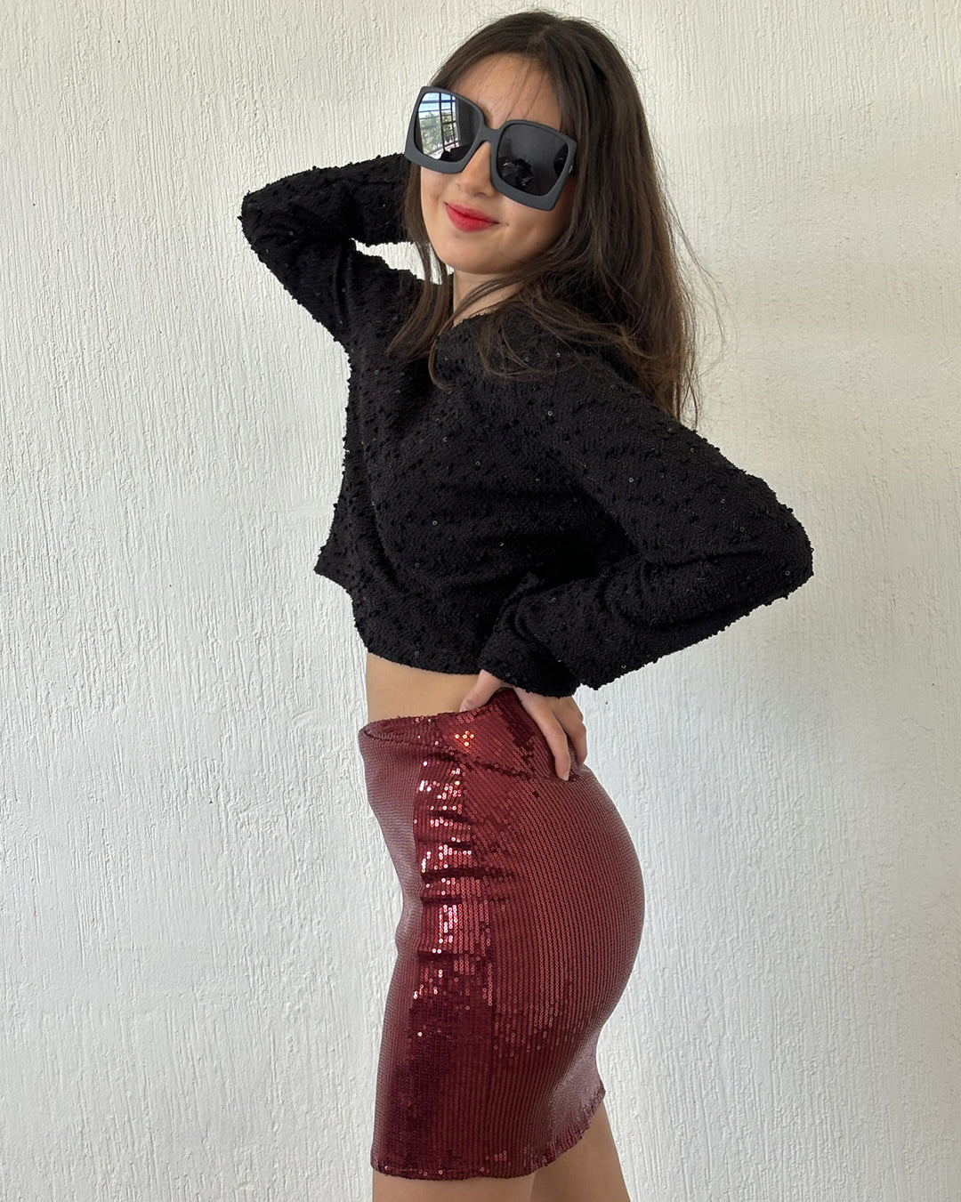 FALDA CORTA DE LENTEJUELAS CON FORRO COLOR TINTO