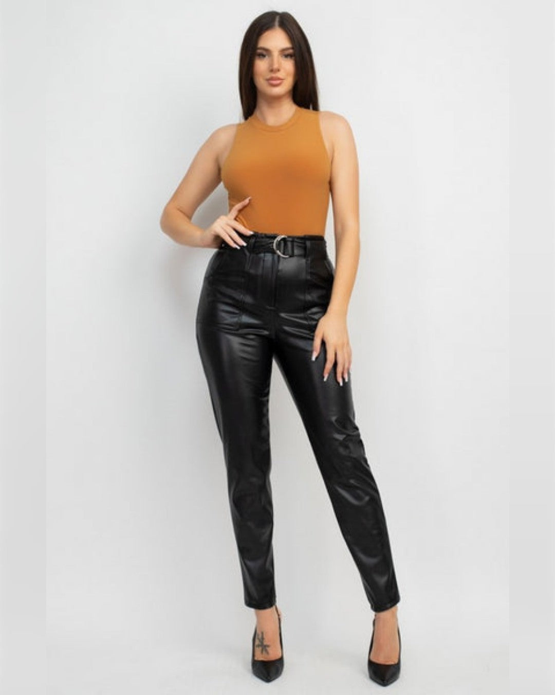 PANTALÓN DE VINIPIEL NEGRO CON CINTURÓN HMP40635