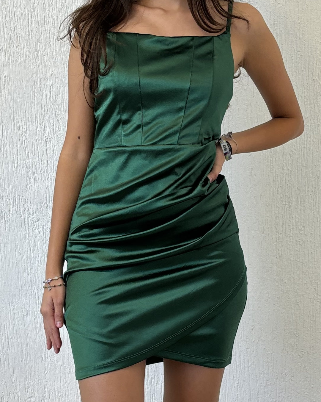 VESTIDO CORTO DE TIRANTES EN LICRA SATINADA