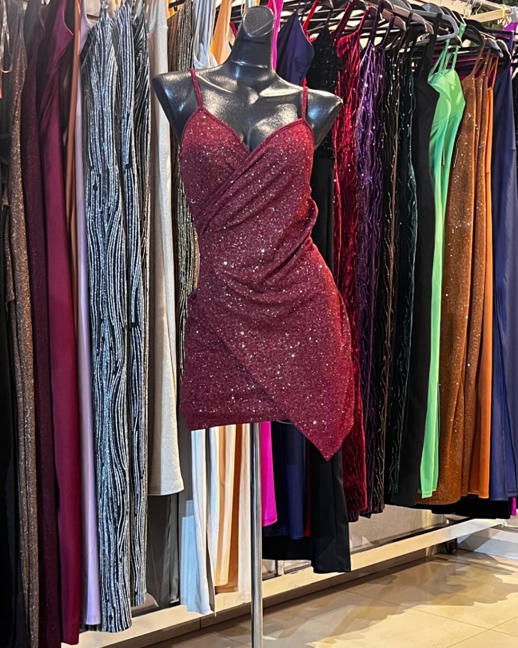 VESTIDO CORTO TINTO CRUZADO ASIMETRICO CON GLITTER Y TIRANTES