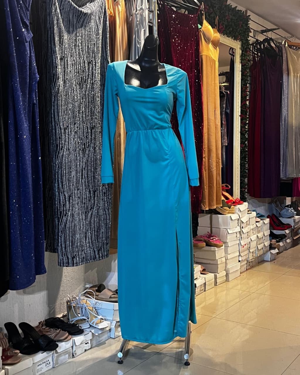 VESTIDO LARGO COLOR MENTA (AQUA) DE TELA STETCH CON MANGA LARGA Y ABERTURA EN LA FALDILLA, FALDILLA MEDIO CIRCULAR