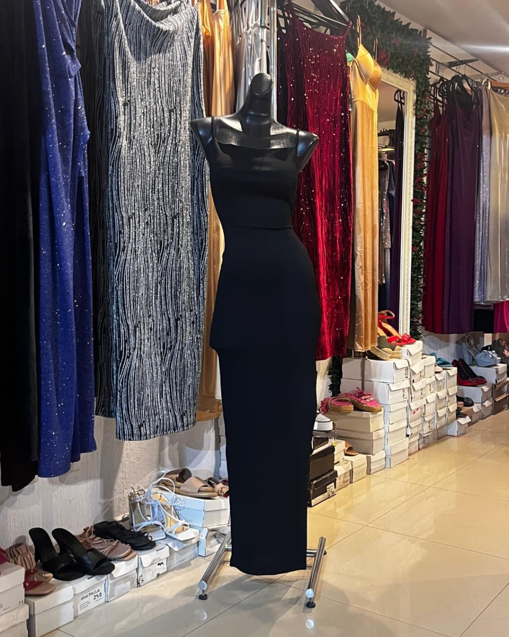 VESTIDO NEGRO LARGO CON ABERTURA LATERAL DE LICRA ACANALADA
