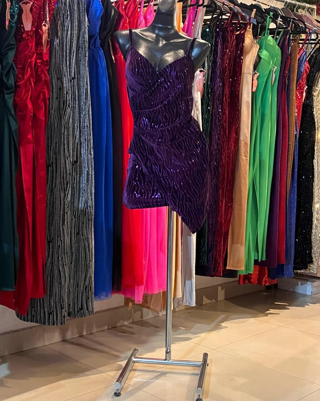 VESTIDO UVA CORTO CON LENTEJUELAS DE TIRANTES, CRUZADO ASIMETRICO