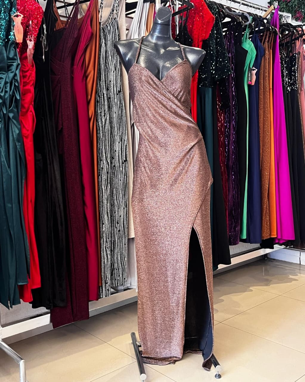 VESTIDO LARGO DE GLITTER COLOR COBRE, CRUZADO CON DRAPEADO EN CINTURA