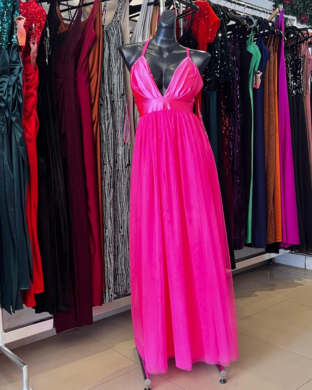 VESTIDO LARGO ROSA CON FALDA DE TULL Y COPAS DE SATIN, TIRANTE CRUZADO AJUSTABLE HMD13545A
