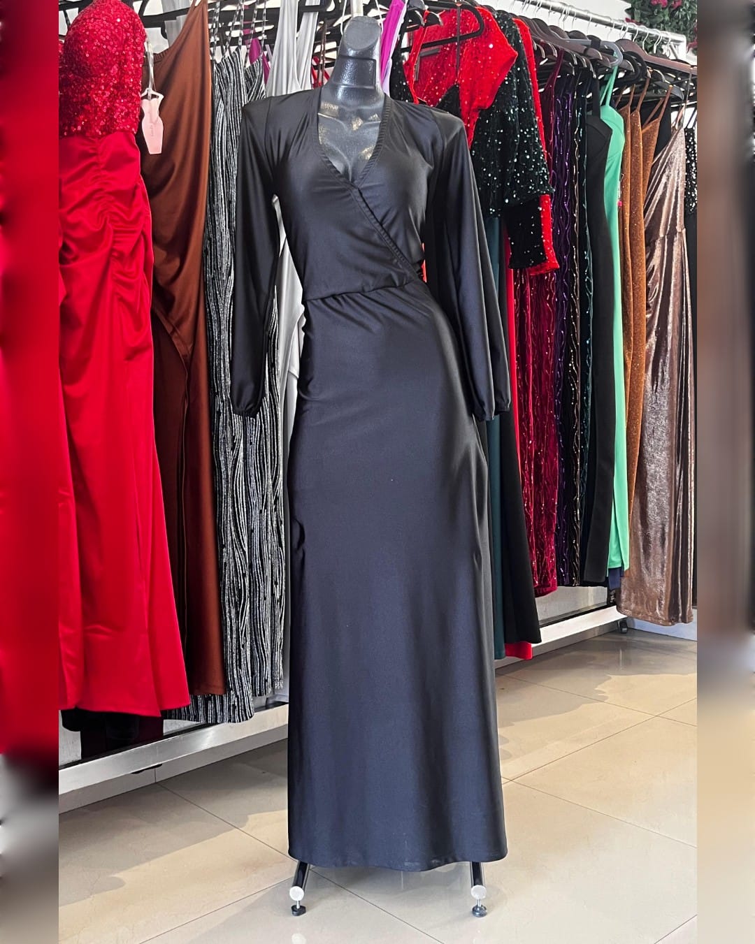 VESTIDO NEGRO LARGO, PETO CRUZADO Y MANGA LARGA