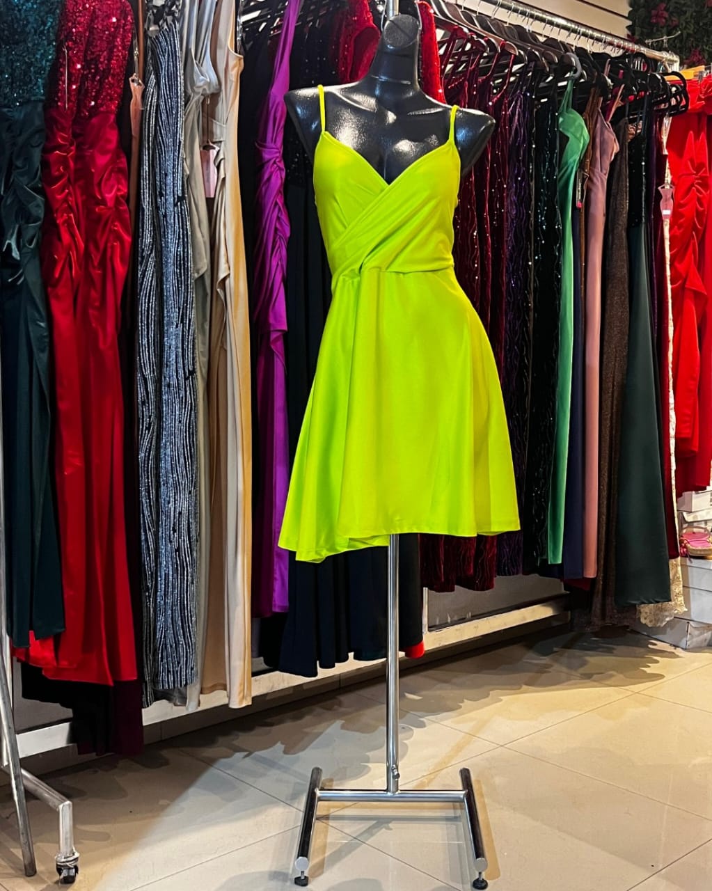 VESTIDO VERDE CORTO DE TIRANTES CON FALDA LÍNEA A