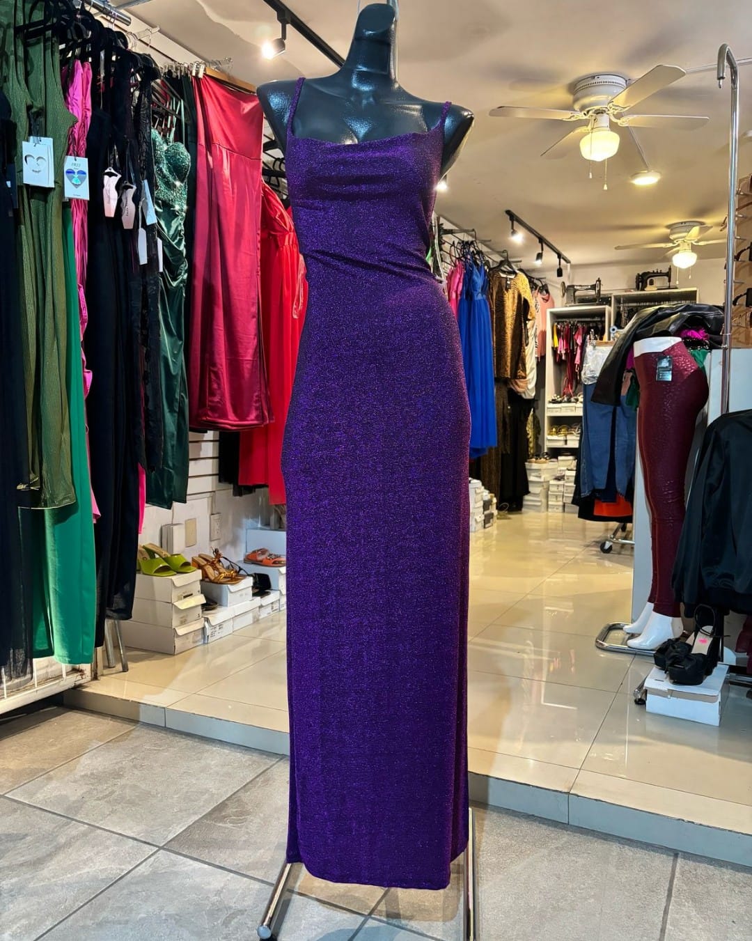 VESTIDO LARGO COLOR UVA CON GLITTER, DE TIRANTES, CON ABIERTA LATERAL HMD13868