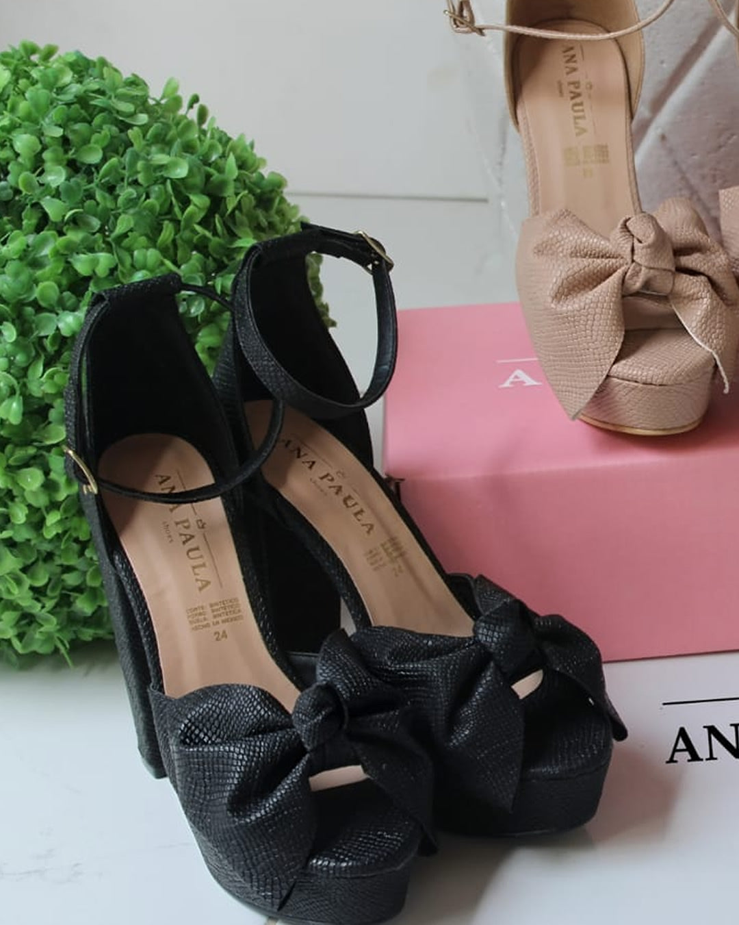 ZAPATILLAS DE PLATAFORMA NEGRAS CON MOÑO Y PULCERA