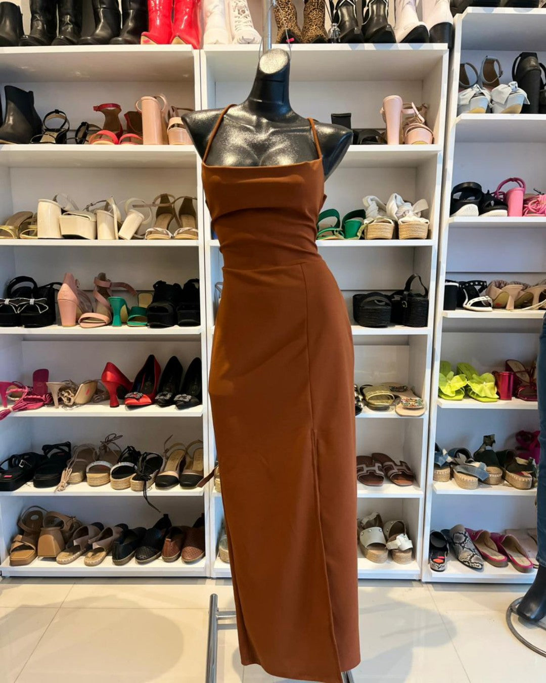 VESTIDO TERRACOTA LARGO CON TIRANTES Y ABIERTA EN LA PIERNA