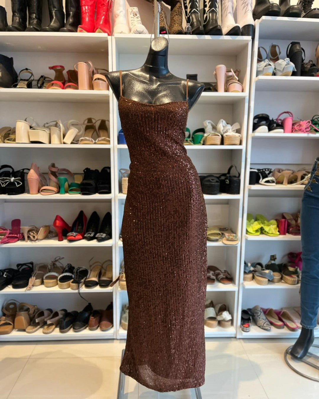 VESTIDO CAFE LARGO, CON LENTEJUELAS, DE TIRANTES