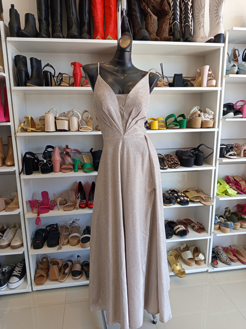 VESTIDO LARGO BEIGE CON GLITTER PLATA