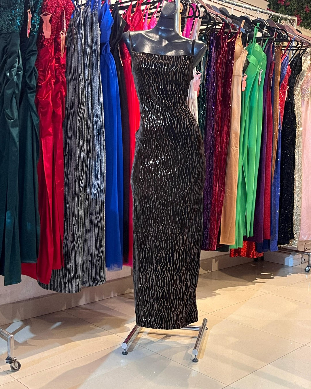 VESTIDO CAFÉ LARGO DE TELA ATERCIOPELADA CON LENTEJUELAS