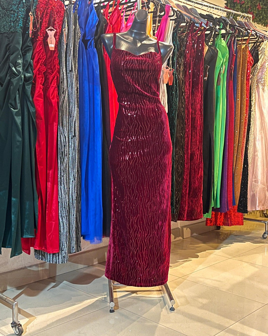 VESTIDO TINTO DE TERCIOPELO CON LENTEJUELAS DE TIRANTES