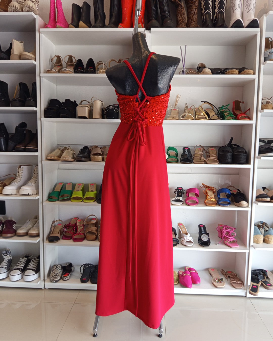 VESTIDO ROJO LARGO, CON LENTEJUELAS EN EL PETO, TIRAS CRUZADAS EN LA ESPALDA