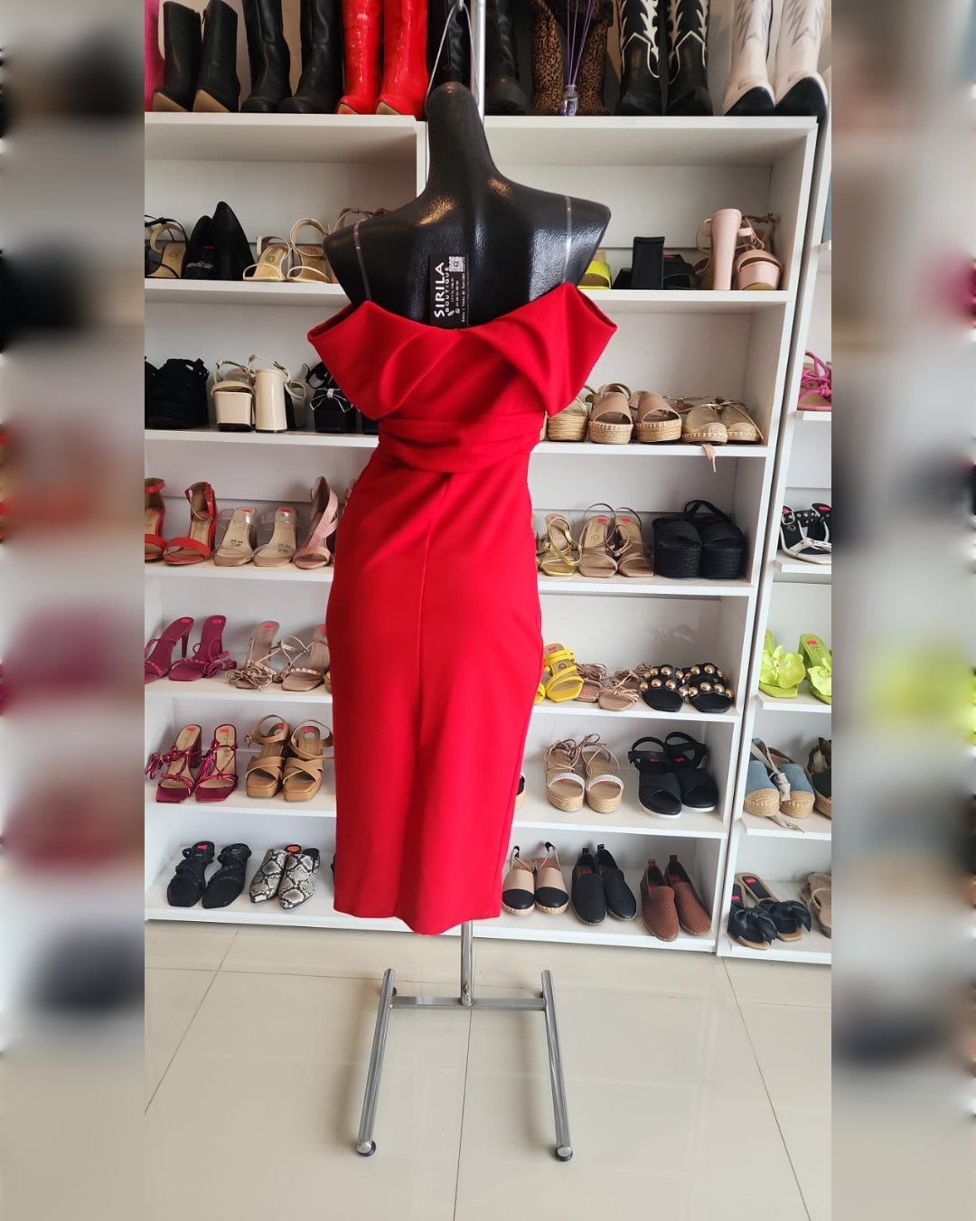 VESTIDO ROJO, MIDI, MANGA CAÍDA