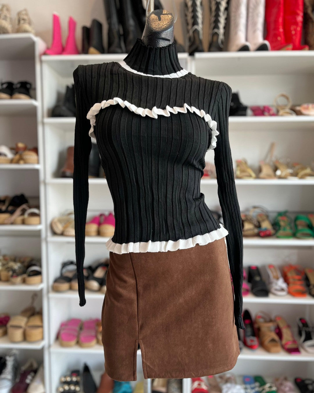 S0234 BLUSA TIPO SUÉTER NEGRO CON BLANCO, MANGA LARGA Y CUELLO ALTO