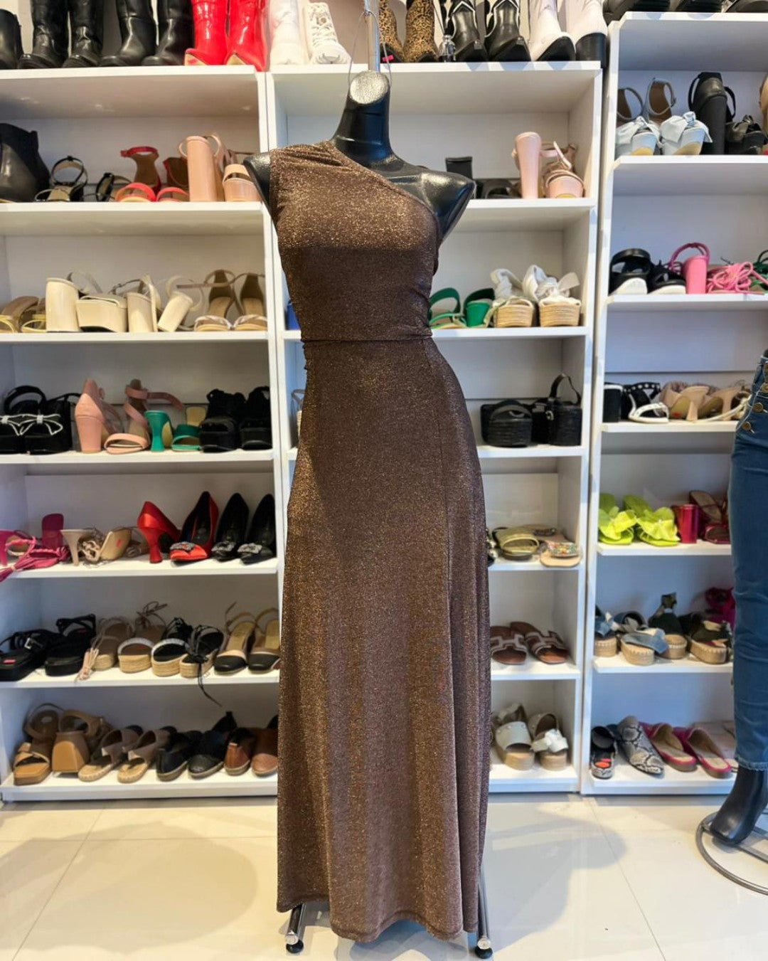 S0103 VESTIDO LARGO CON GLITTER COLOR COBRE, DE UN SOLO HOMBRO CON FALDILLA LÍNEA A Y APERTURA EN LA PIERNA