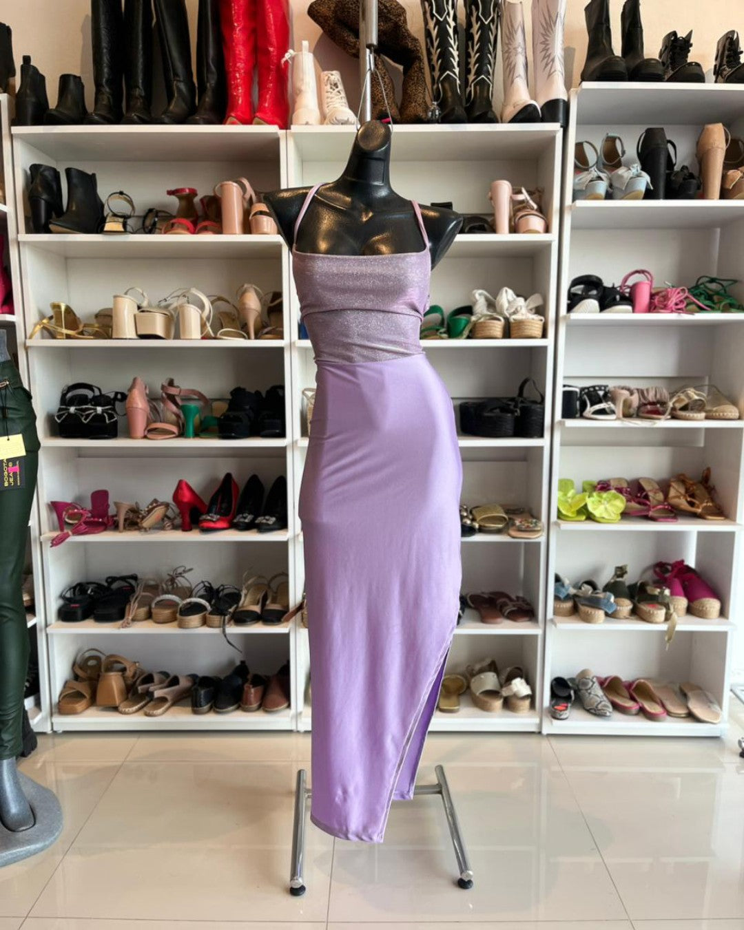 VESTIDO LILA ASIMÉTRICO CON GLITTER EN PETO Y TIRAS CRUZADAS EN LA ESPALDA