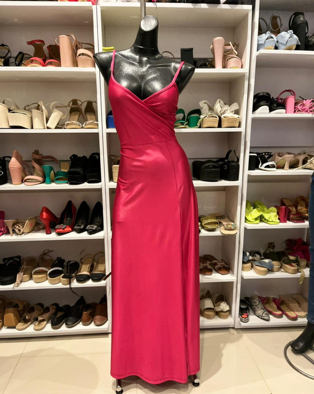 VESTIDO ROSA LARGO, ESCOTE CRUZADO, CON TIRANTES