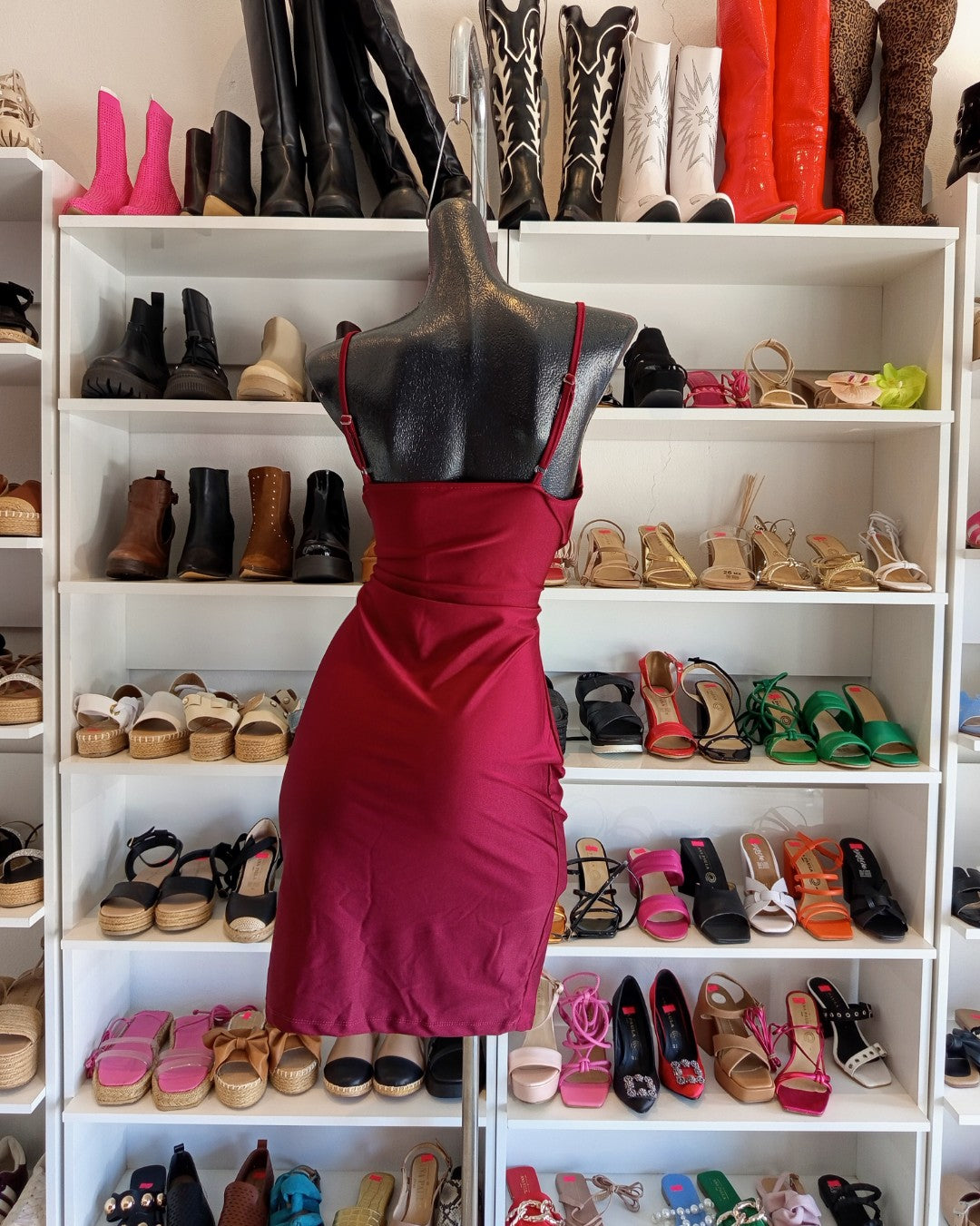 S0258 VESTIDO CORTO TINTO, ESCOTE DRAPEADO DE TIRANTES