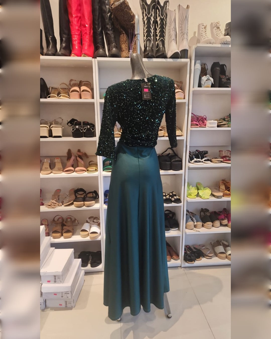 S0090 VESTIDO VERDE ESMERALDA CON LENTEJUELAS EN EL PETO, ESCOTE CRUZADO Y FALDILLA EN LÍNEA A CON AVERTURA