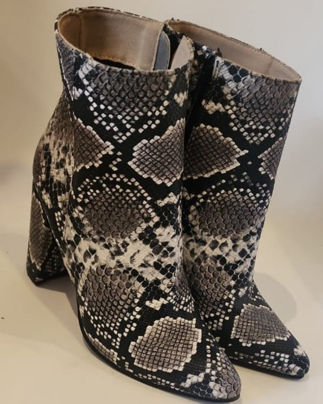 BOTINES DE ANIMAL PRINT VÍBORA
