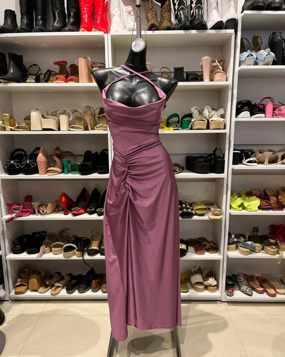VESTIDO LILA LARGO, DE FALDA LÍNEA A CON ABIERTA DRAPEADA EN LA PIERNA