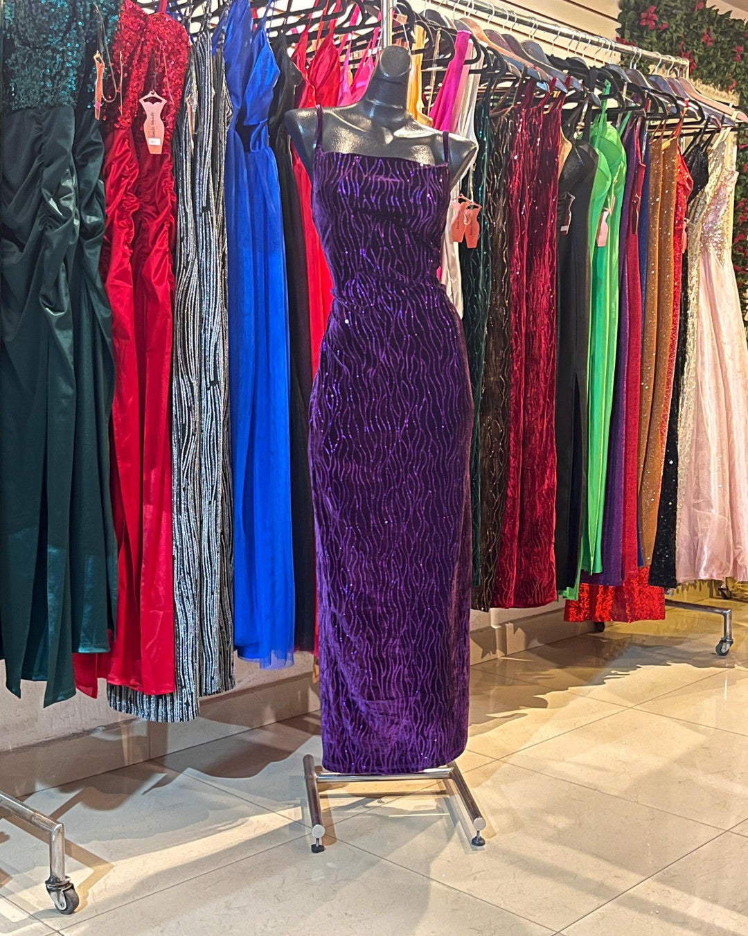 VESTIDO COLOR UVA LARGO DE TELA ATERCIOPELADA CON LENTEJUELAS