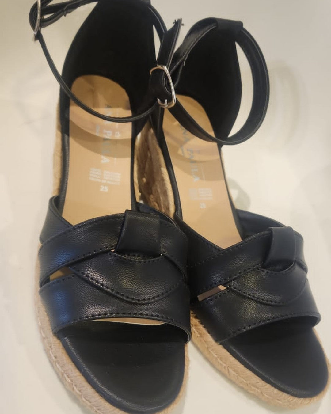 PLATAFORMAS DE YUTE EN COLOR NEGRO CON PULSERA