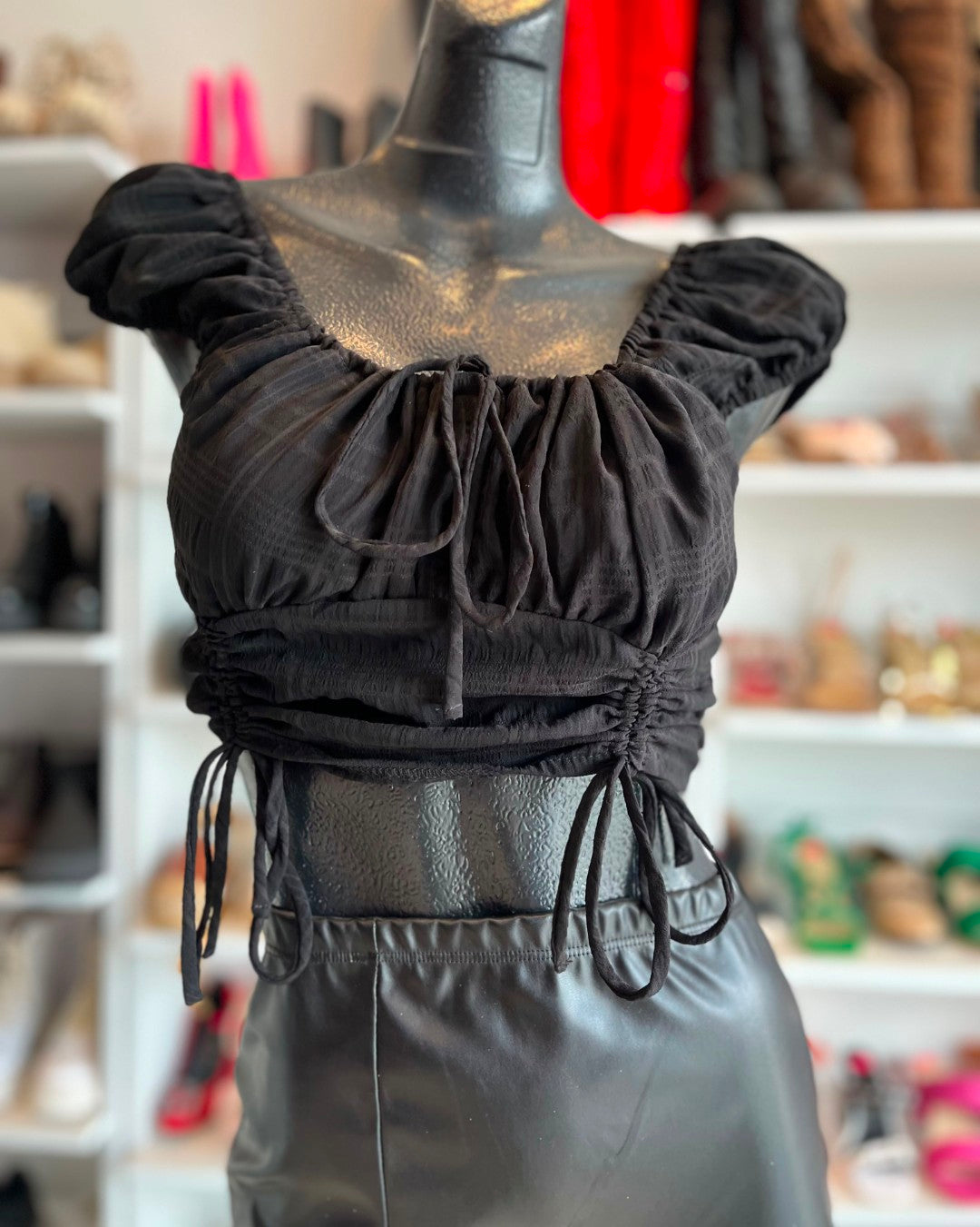 BLUSA NEGRA CON JARETAS AJUSTABLES