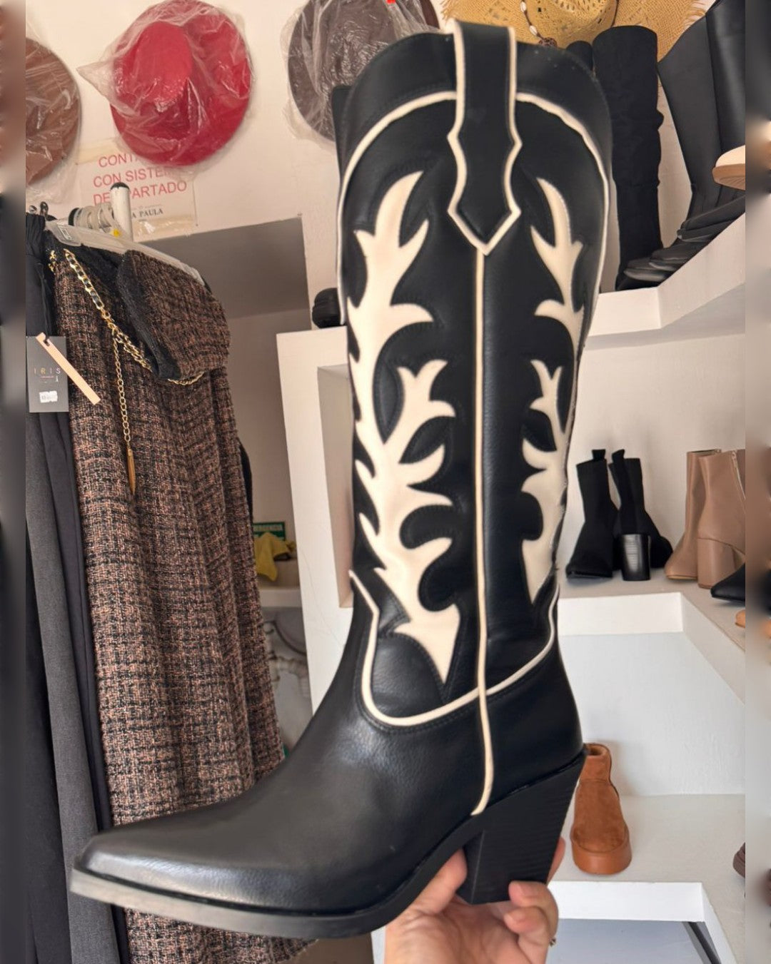 BOTAS LATGAS NEGRAS CON DETALLES BLANCOS