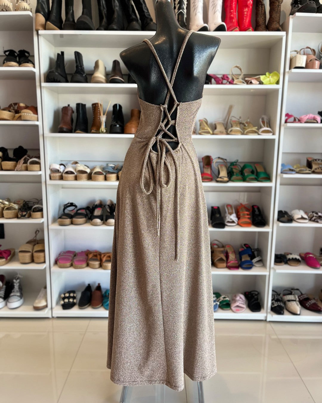 S0268 VESTIDO LARGO DE GLITTER, COLOR CHAMPAGNE, FALDA LINEA A CON ABIERTA
