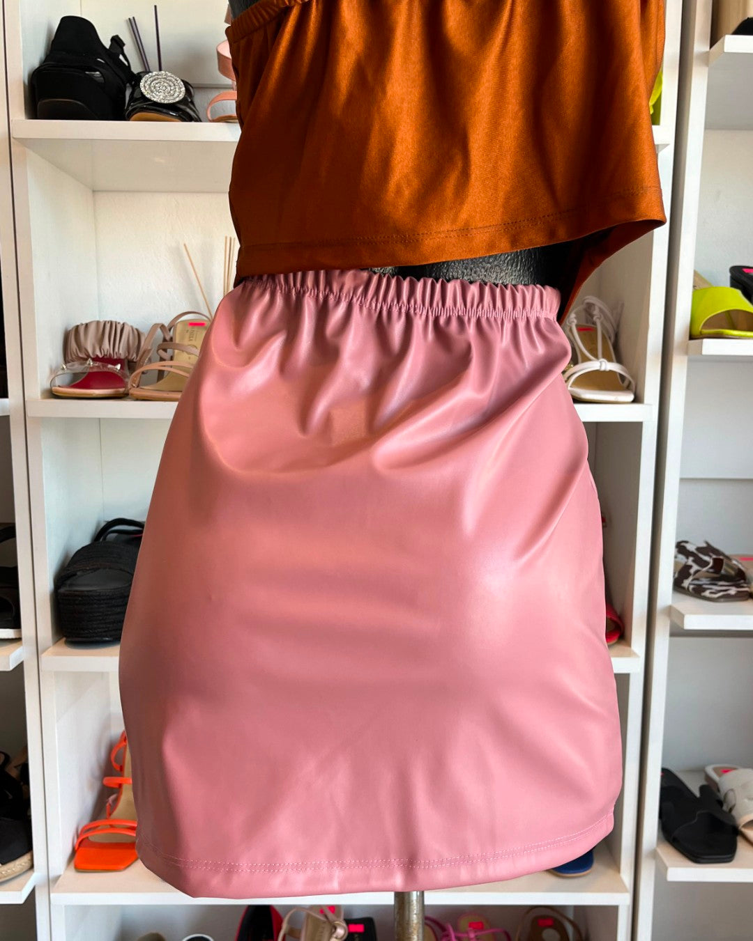S0124 FALDA DE VINIPIEL ROSA, CON ABERTURA EN LA PIERNA