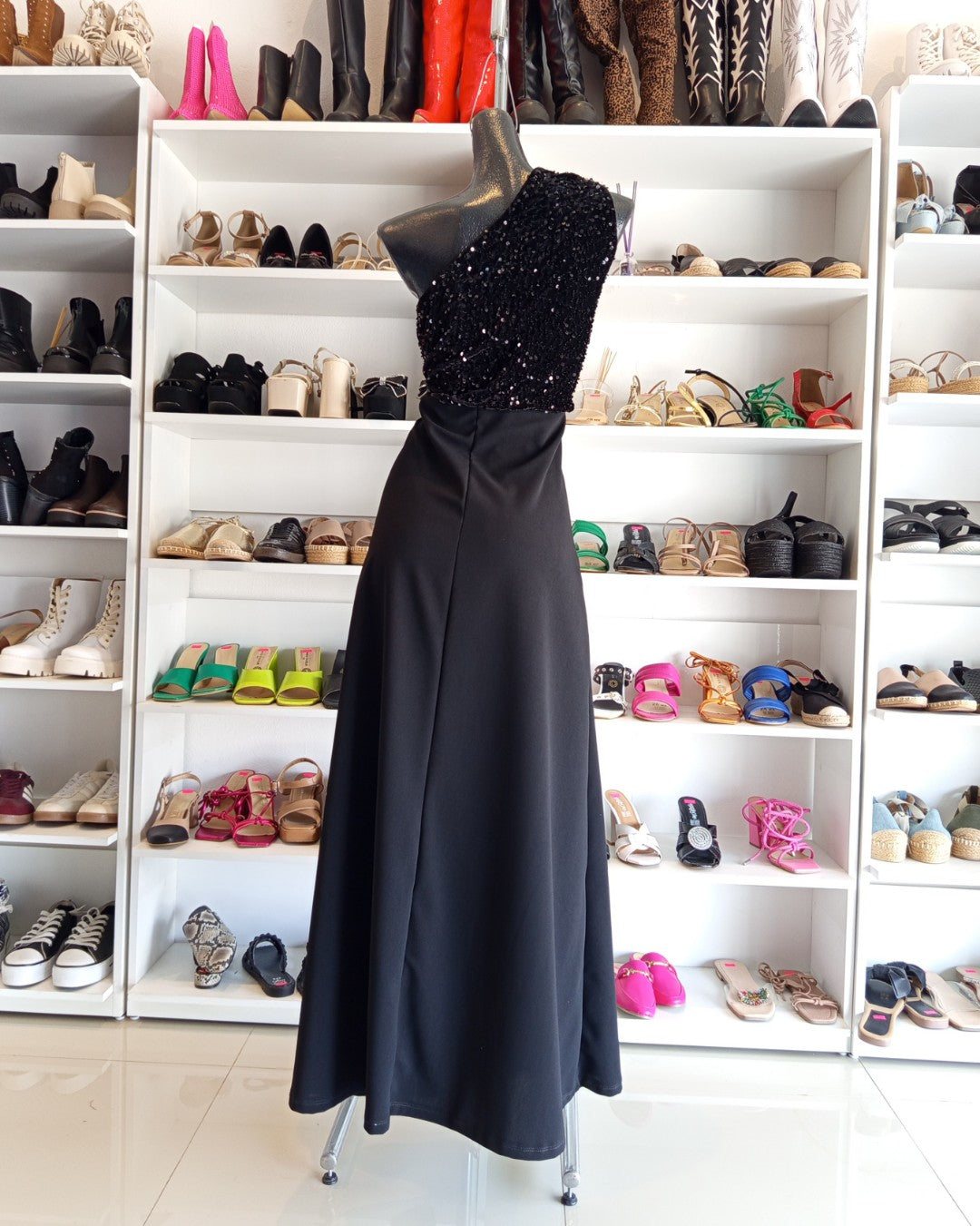 VESTIDO NEGRO LARGO, ASIMÉTRICO CON UN SÓLO HOMBRO, LENTEJAS EN EL PETO, ABIERTA EN LA FALDA