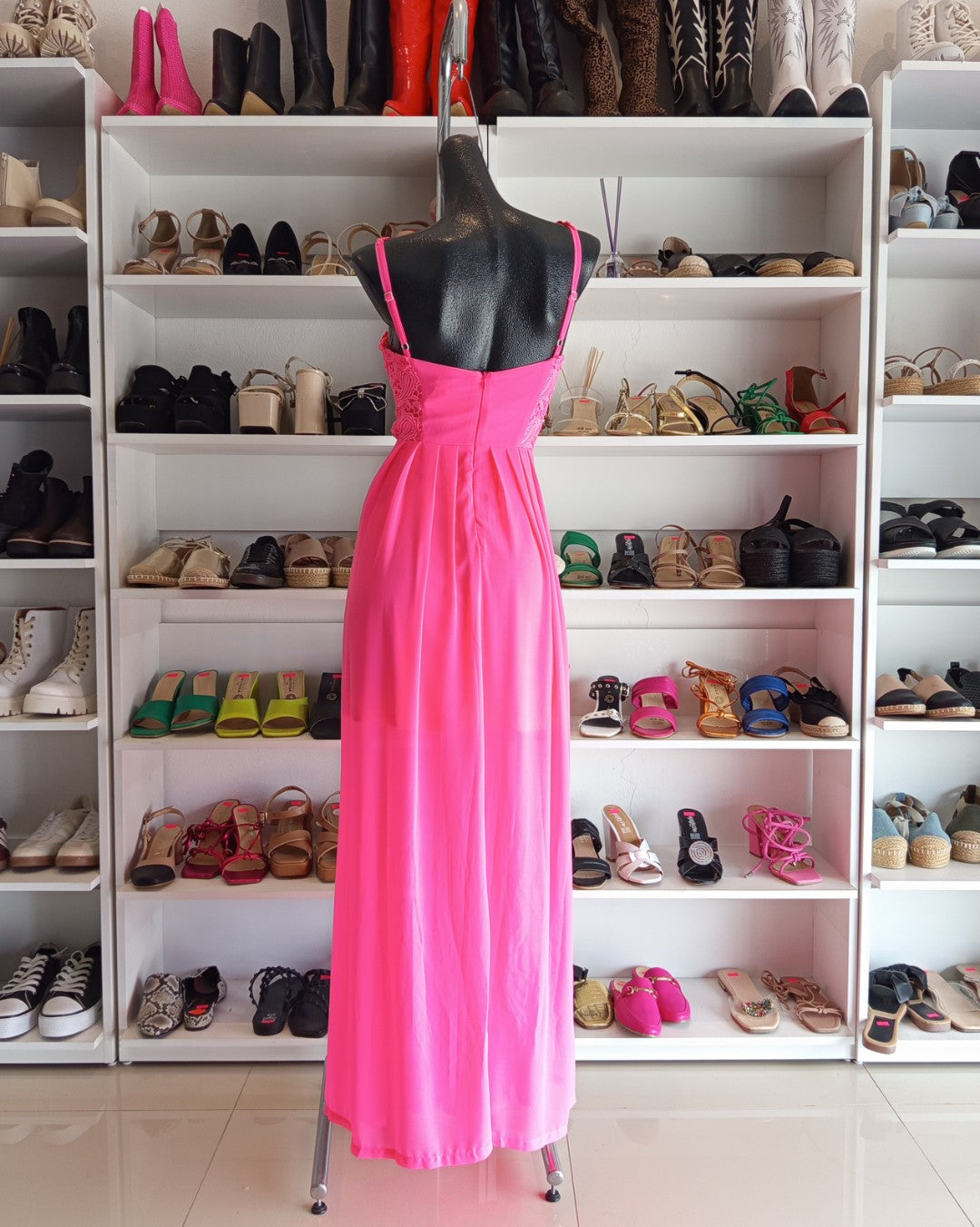 VESTIDO ROSA LARGO, CON PETO DE ENCAJE Y FALDA DE CHIFÓN