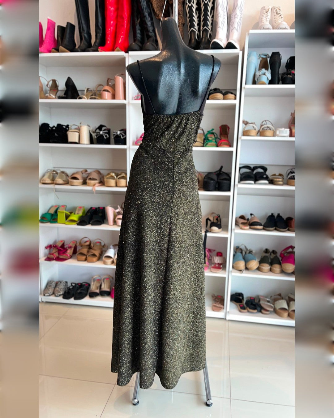 VESTIDO LARGO NEGRO CON GLITTER DORADO