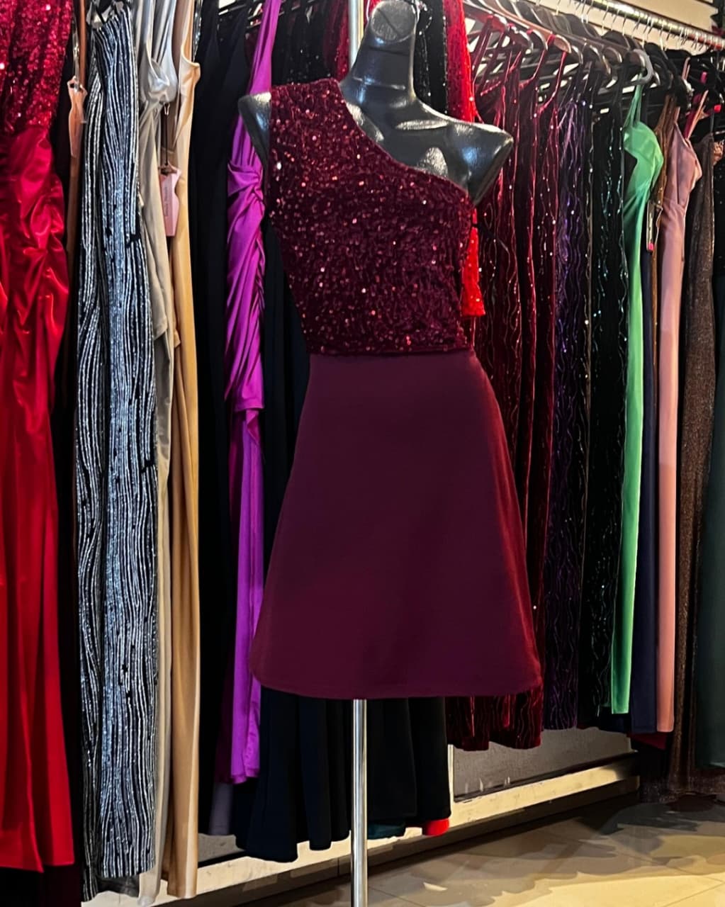 S0113 VESTIDO TINTO CORTO, ASIMÉTRICO DE UN SÓLO HOMBRO, CON LENTEJUELAS EN EL PETO
