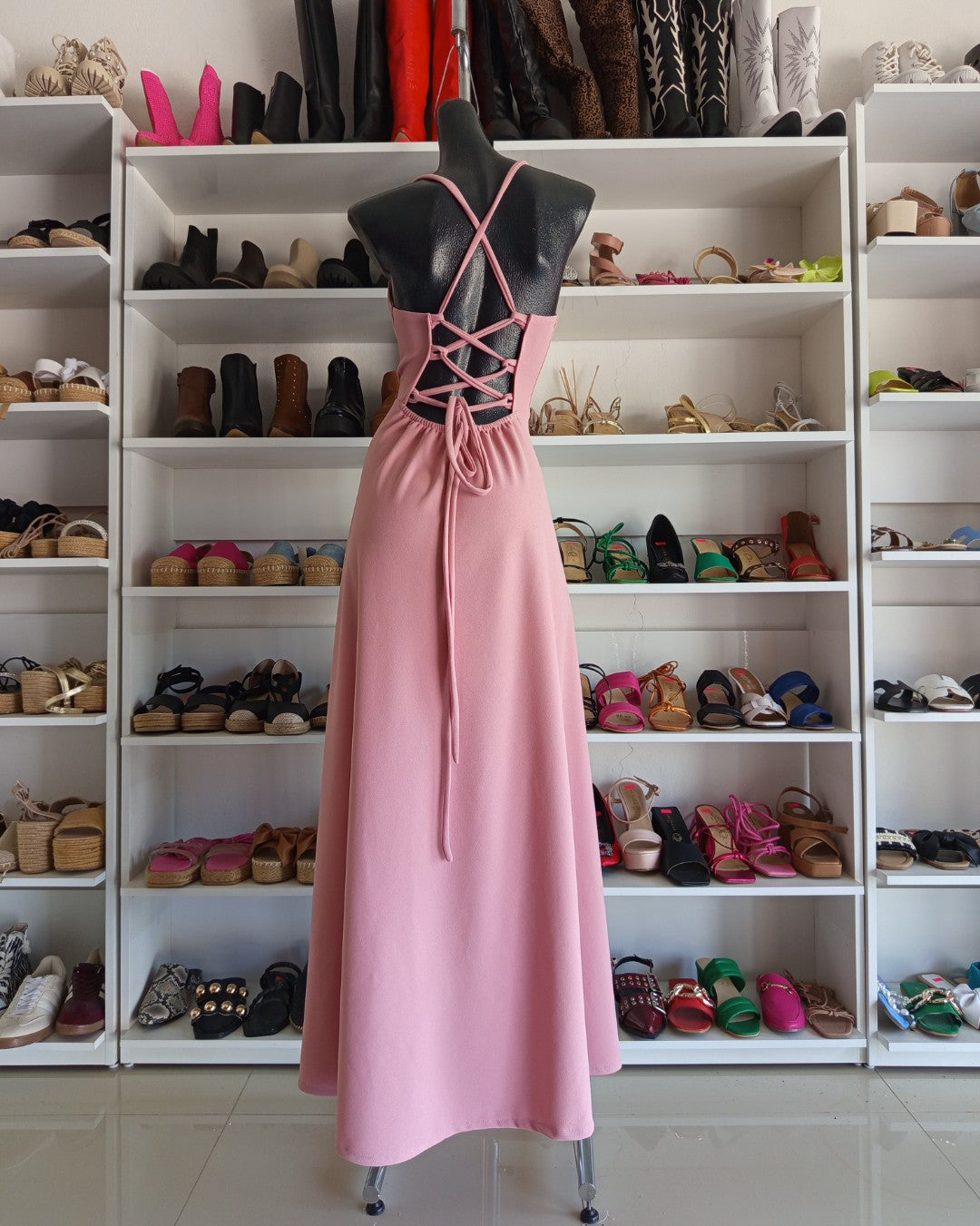 S0202 VESTIDO ROSA PALO LARGO, FALDA MEDIO CIRCULAR, TIRAS CRUZADAS EN LA ESPALDA