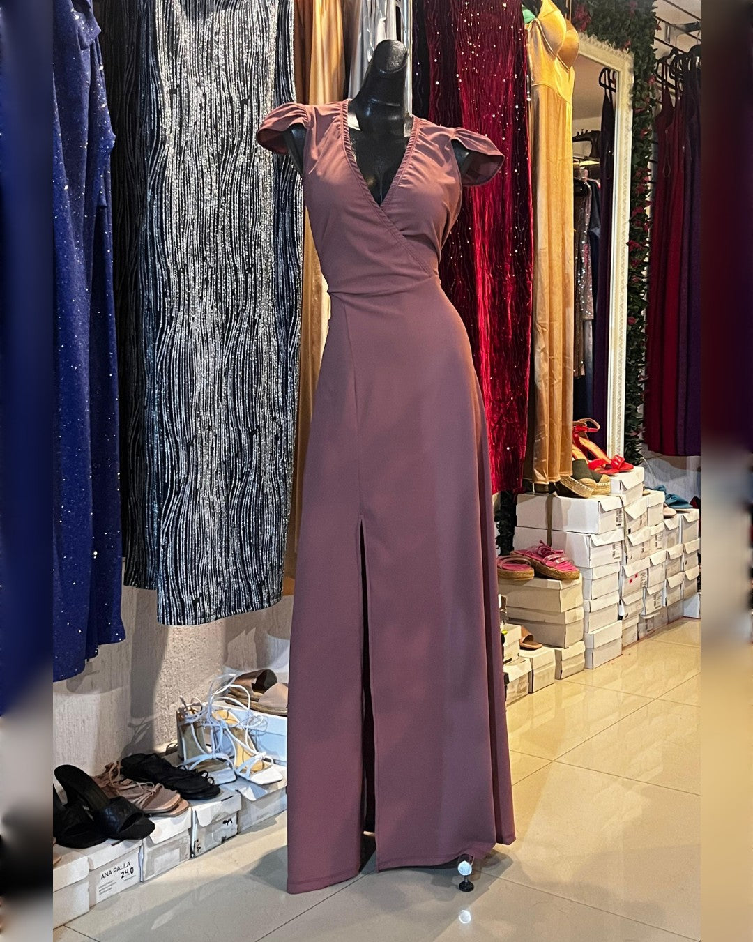 VESTIDO LARGO ROSA PALO CON FALDA LÍNEA Y ABIERTA