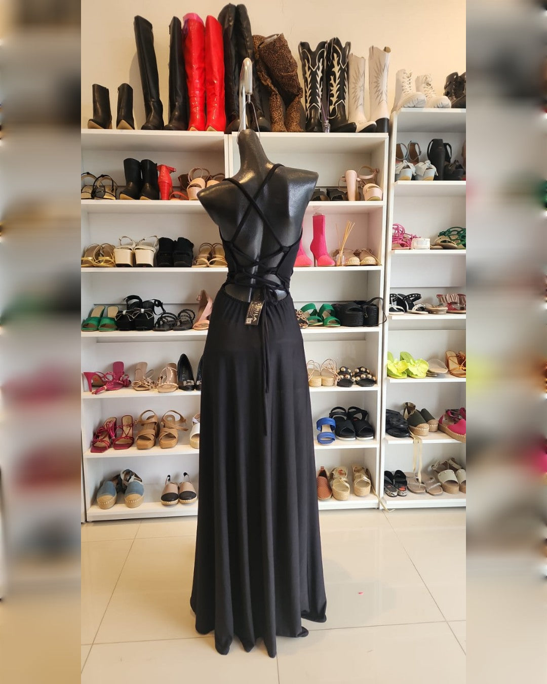 VESTIDO NEGRO LARGO, ESPALDA DESCUBIERTA CON CINTILLAS CRUZADAS Y ABIERTA EN LA PIERNA