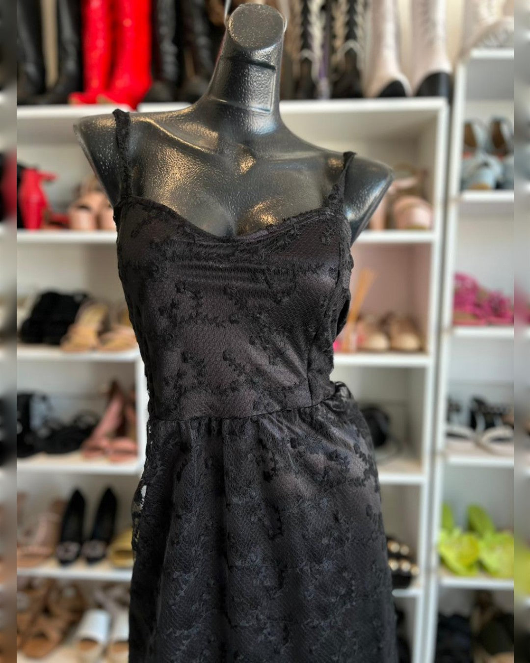 VESTIDO NEGRO LARGO CON TULL BORDADO DE PEQUEÑAS FLORES NEGRAS, CON TITANTES.