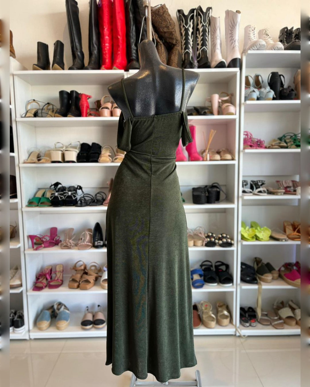 VESTIDO LARGO VERDE MILITAR CON TIRANTES Y MANGA CAÍDA, ABIERTA EN LA PIERNA