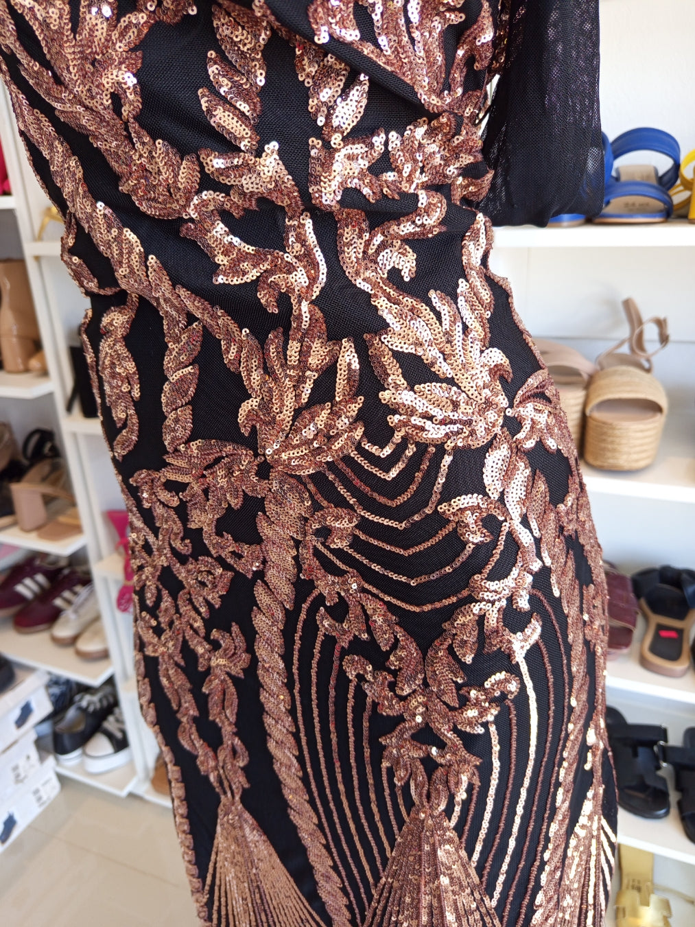 VESTIDO NEGRO LARGO CON APLICACIONES DORADAS