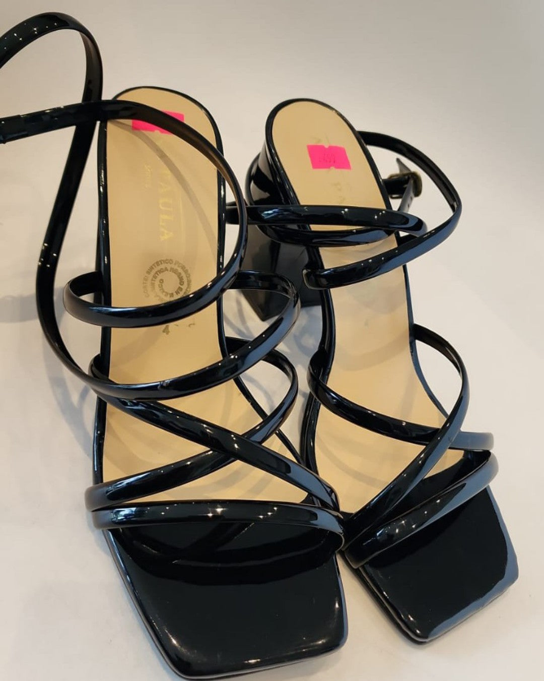 ZAP-2049 ZAPATILLAS DE TIRAS CRUZADAS, DE CHAROL NEGRO