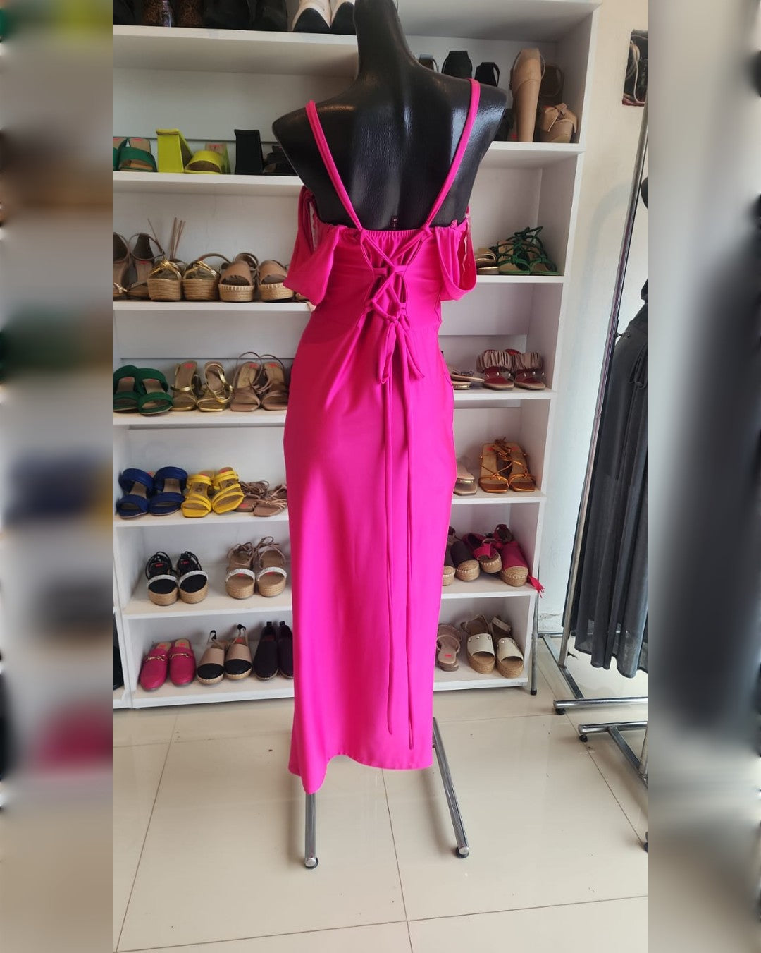 VESTIDO ROSA FIUSHA LARGO CON TIRAS DE CORSET EN LA ESPALDA, ABIERTA EN LA PIERNA Y MANGA CAÍDA